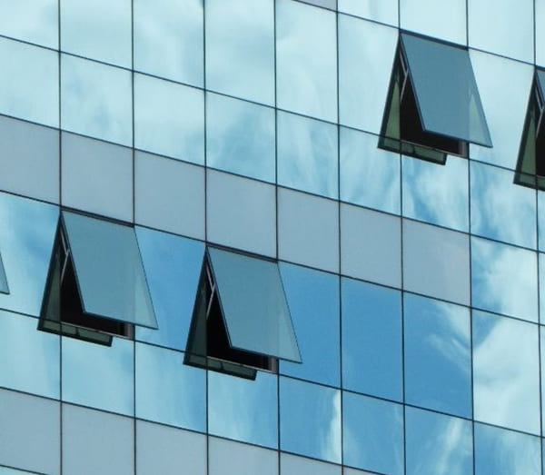 Cửa sổ nhôm kính mở hất được nhìn thấy nhiều ở toà nhà cao tầng Cửa sổ nhôm kính mở hất được nhìn thấy nhiều ở toà nhà cao tầng