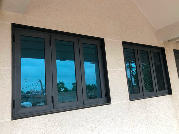 Cửa sổ nhôm kính mở quay có kết cấu bền chắc, vận hành ổn định theo thời gian Cửa sổ nhôm kính mở quay có kết cấu bền chắc, vận hành ổn định theo thời gian