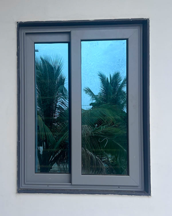 Cửa sổ kính cường lực với khung nhôm Xingfa màu xám ghi