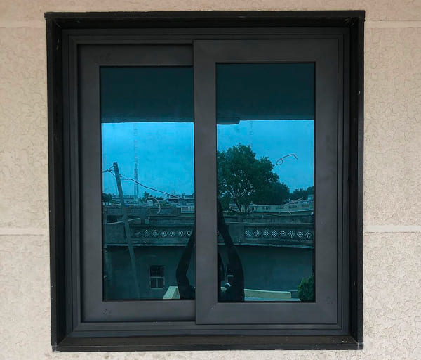 Mẫu cửa sổ nhôm kính cường lực màu xanh, giảm chói nắng