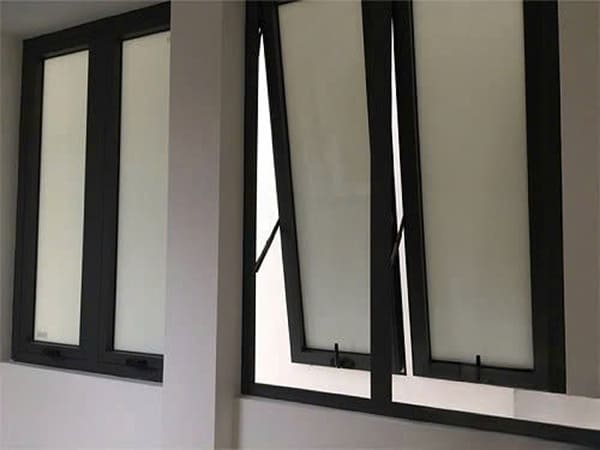 Mẫu cửa sổ nhôm kính mở hất sử dụng kính cường lực mờ