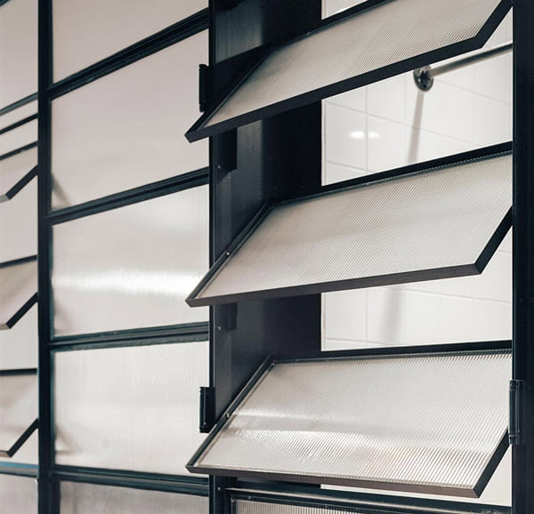 Mẫu cửa sổ chớp lật khung nhôm với mặt kính được làm mờ cách điệu Mẫu cửa sổ chớp lật khung nhôm với mặt kính được làm mờ cách điệu