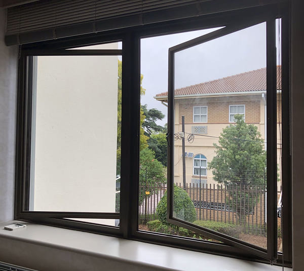 Cửa sổ nhôm kính 2 cánh mở 360 độ linh hoạt