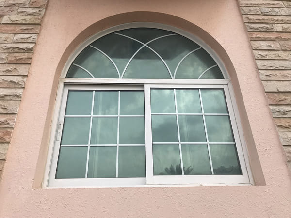 Mẫu cửa sổ vòm 2 cánh cho mặt tiền nhà