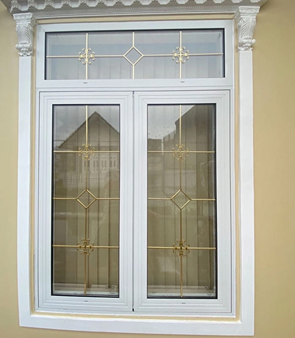 Mẫu cửa sổ nhôm kính được cách điệu với nan hoa trang trí đẹp mắt