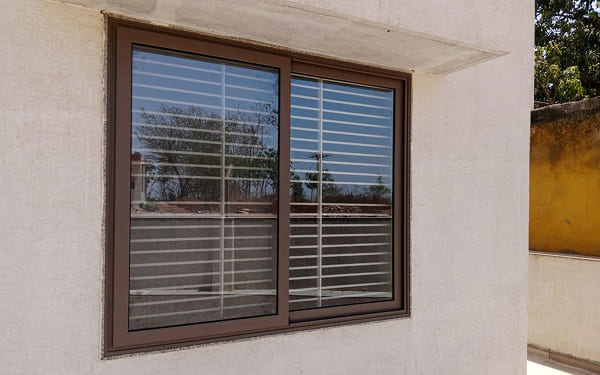 Cửa sổ nhôm kính giả gỗ dạng mở trượt bền đẹp, dễ bảo dưỡng