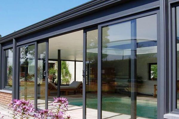 Các yếu tố ảnh hưởng đến giá cửa kính cường lực