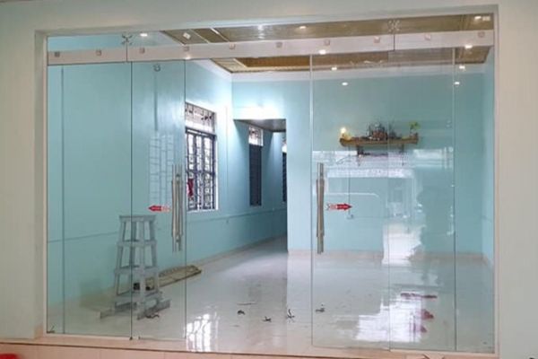 Cửa lùa treo kính cường lực