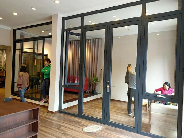 Nhôm Rolan được dùng phổ biến ở các công trình thương mại